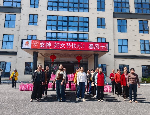 致三丰薯业生产一线的巾帼女神